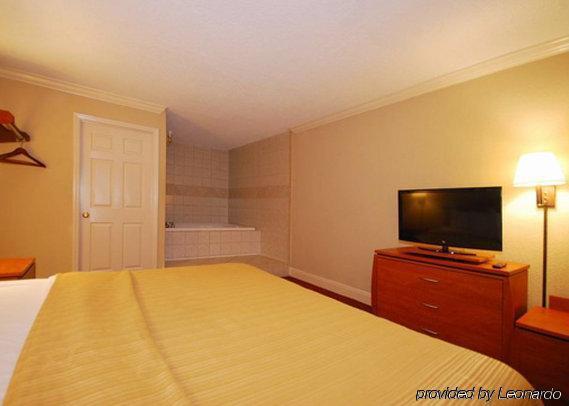 Greenville Inn & Suites Номер фото